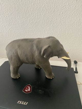 Elefante de juguete mediano-grande