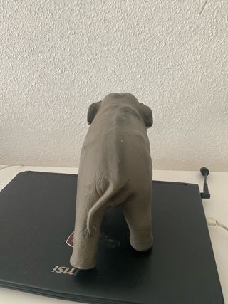 Elefante de juguete mediano-grande