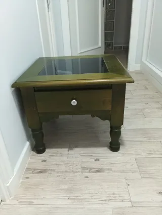 Mesita auxiliar verde con tapa de cristal