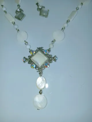 Collar y pendientes de bisutería