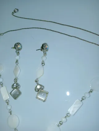 Collar y pendientes de bisutería