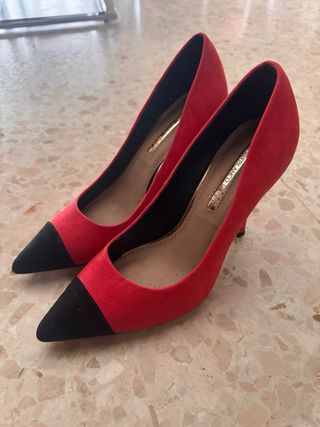 Zapatos de tacón rojos y negros