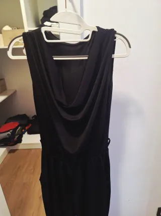 Mono negro suelto fiesta/evento. Espalda caída