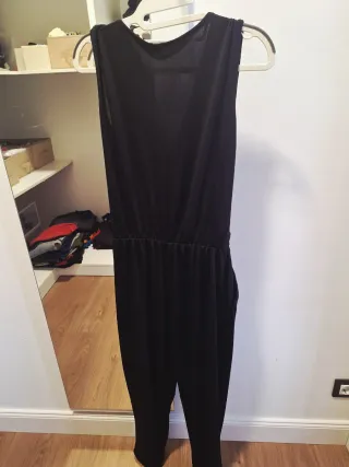 Mono negro suelto fiesta/evento. Espalda caída