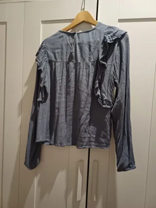 Blusa azul con volantes