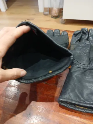 2 pares de Guantes de invierno negros y rojos 5€