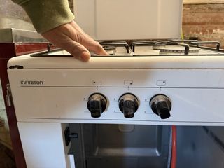 Cocina de gas blanca y negra, como nuevo