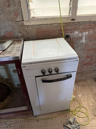 Cocina de gas blanca y negra, como nuevo