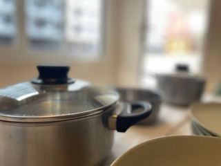 Juego vajilla y ollas beige/plateado