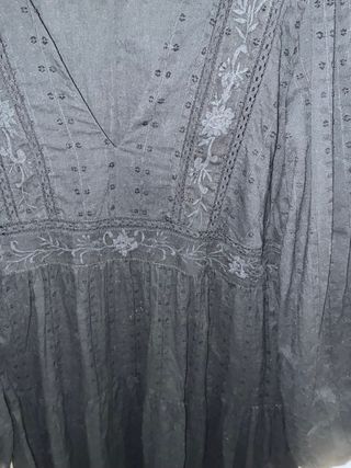 Vestido negro bordado Zara