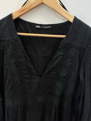 Vestido negro bordado Zara