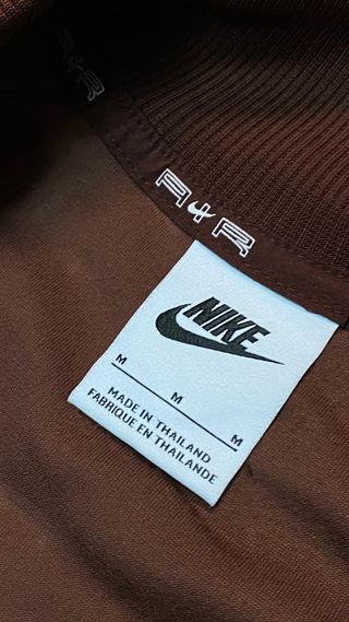 Chaqueta Nike aterciopelada roja