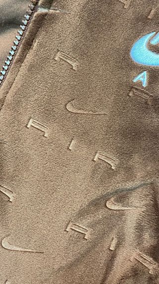 Chaqueta Nike aterciopelada roja