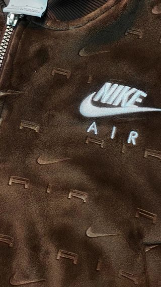 Chaqueta Nike aterciopelada roja