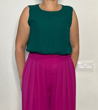 Mono elegante Lebasi verde y fucsia