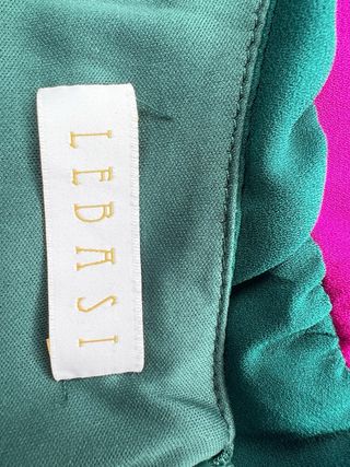 Mono elegante Lebasi verde y fucsia