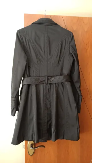 Abrigo gabardina negra raso.