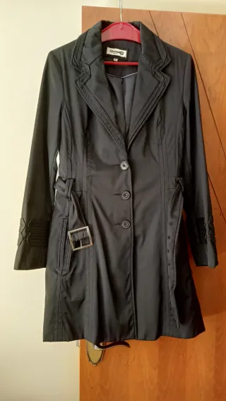 Abrigo gabardina negra raso.