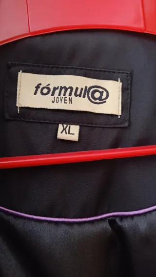 Abrigo gabardina negra raso.