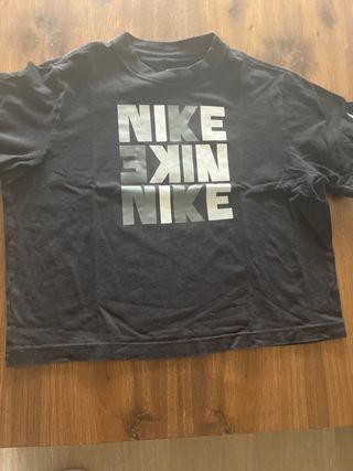 Camiseta Nike Negra con Logo Degradado