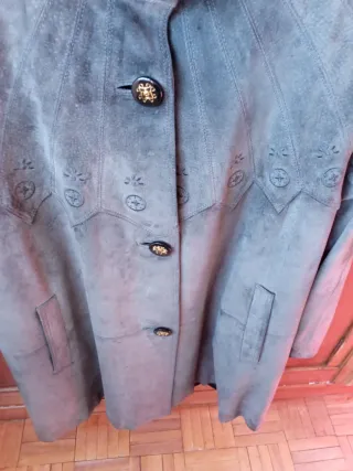 Chaquetón piel vuelta mujer Talla M. Color gris.