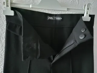 Pantalón recto negro y grueso.