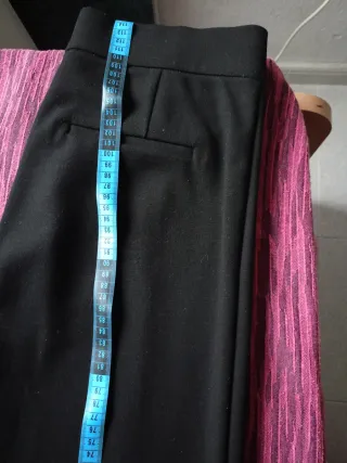 Pantalón recto negro y grueso.