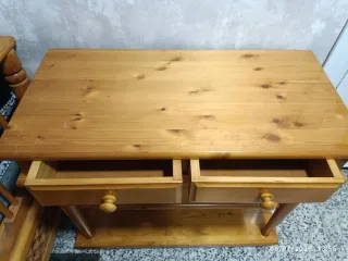 Mesa de madera con 2 cajones