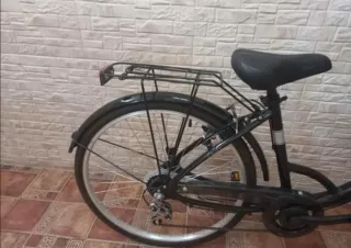 Bicicleta de paseo negra con cesta