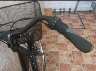Bicicleta de paseo negra con cesta