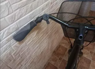 Bicicleta de paseo negra con cesta