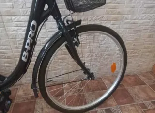 Bicicleta de paseo negra con cesta