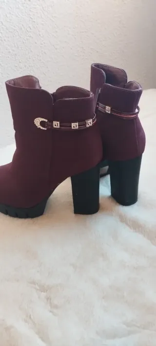 Botines de tacón con adornos