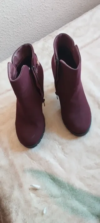 Botines de tacón con adornos