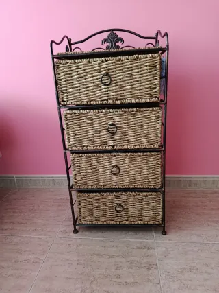 Comodino in metallo e vimini