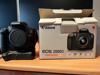 Cámara Canon EOS 2000D + Grip Batería
