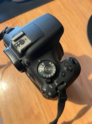 Cámara Canon EOS 2000D + Grip Batería