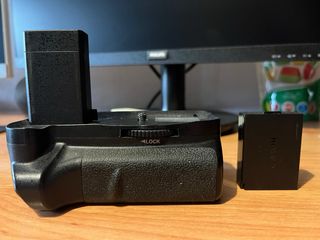 Cámara Canon EOS 2000D + Grip Batería