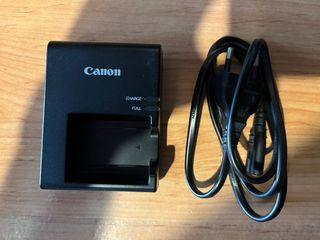 Cámara Canon EOS 2000D + Grip Batería