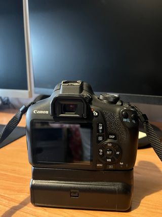 Cámara Canon EOS 2000D + Grip Batería