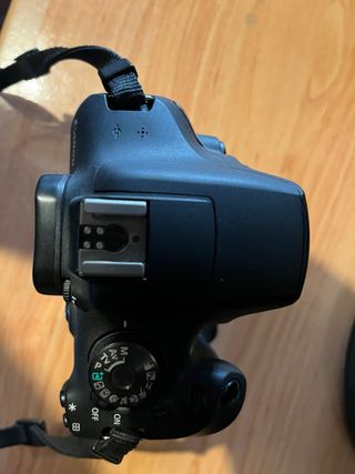 Cámara Canon EOS 2000D + Grip Batería