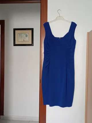 Vestido azul de fiesta. Se ha utilizado una vez