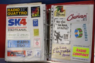 04. Gran lote pegatinas emisoras de radio extranjeras.