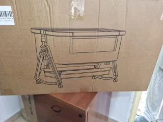 Cuna de bebé gris con estampado