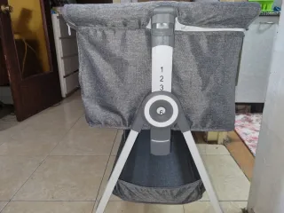 Cuna de bebé gris con estampado
