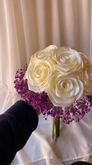 Ramos de rosas de satén y paniculata