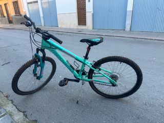 Bicicleta niña sin usar y regalo un hoverboard