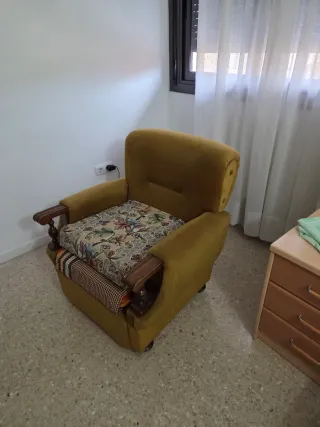 Butaca antigua cómoda tapizada