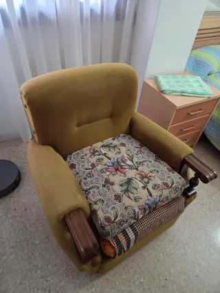 Butaca antigua cómoda tapizada