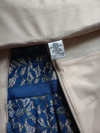Vestido de encaje azul y beige Tiene la etiqueta.